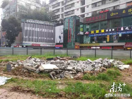 深圳市羅湖區(qū)東門(mén)時(shí)代廣場(chǎng)綠地公園施工圍擋等設(shè)施遭打砸